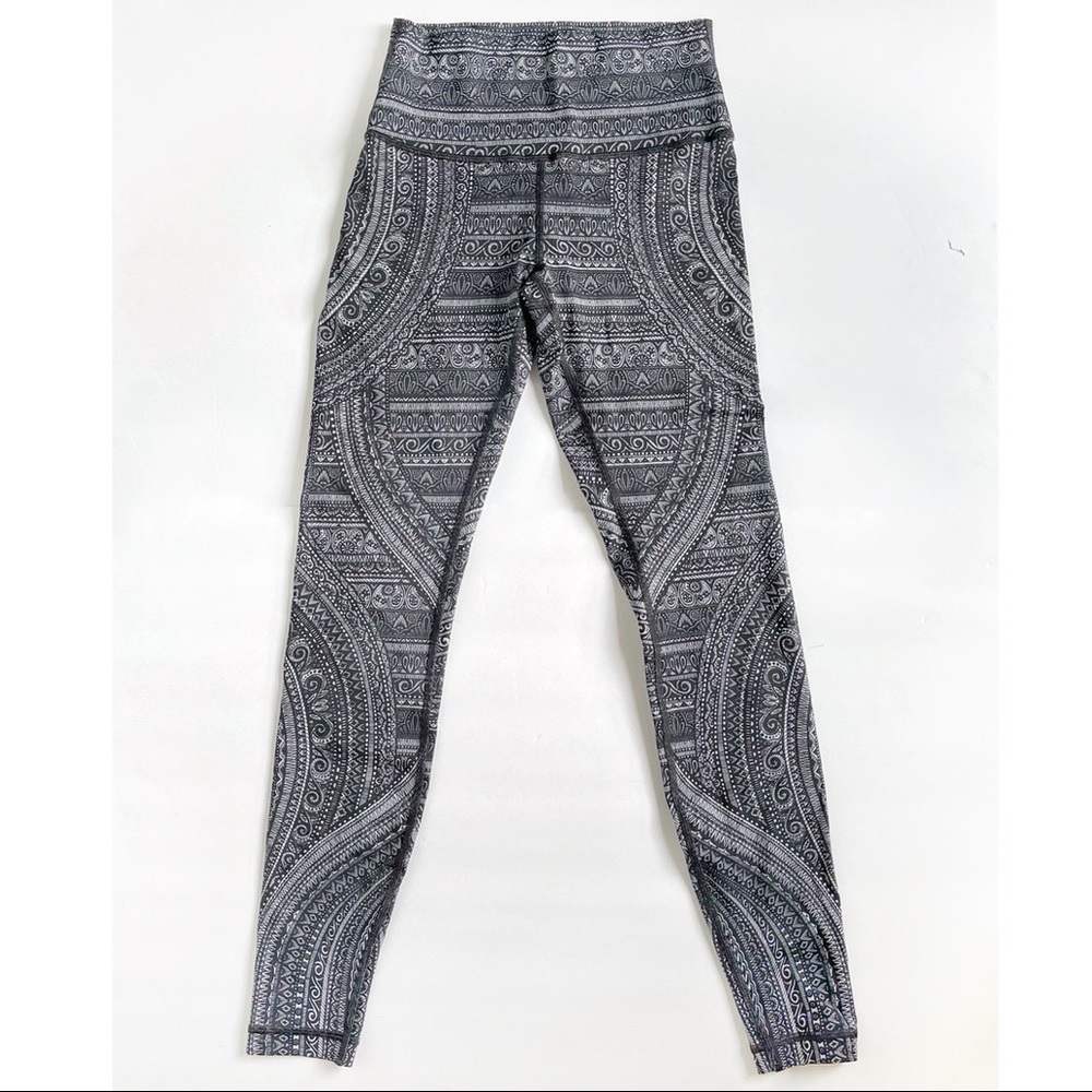 🖤Lululemon Black Paisley Capri Leggings🖤